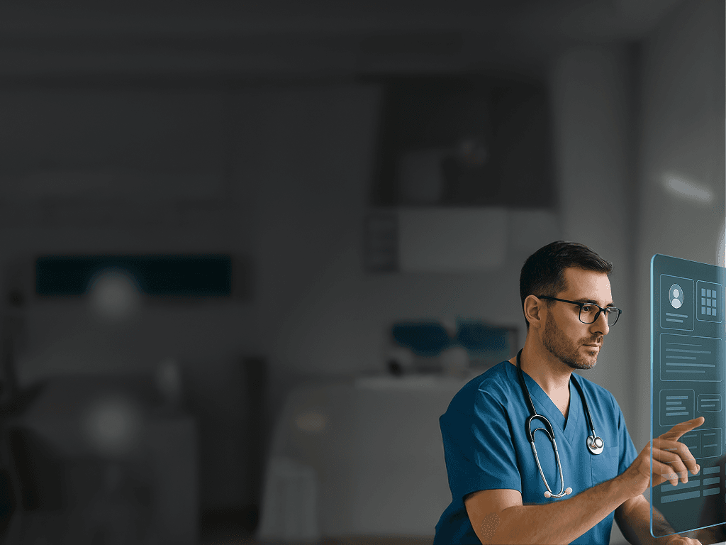 Doctor interactuando con interfaz digital